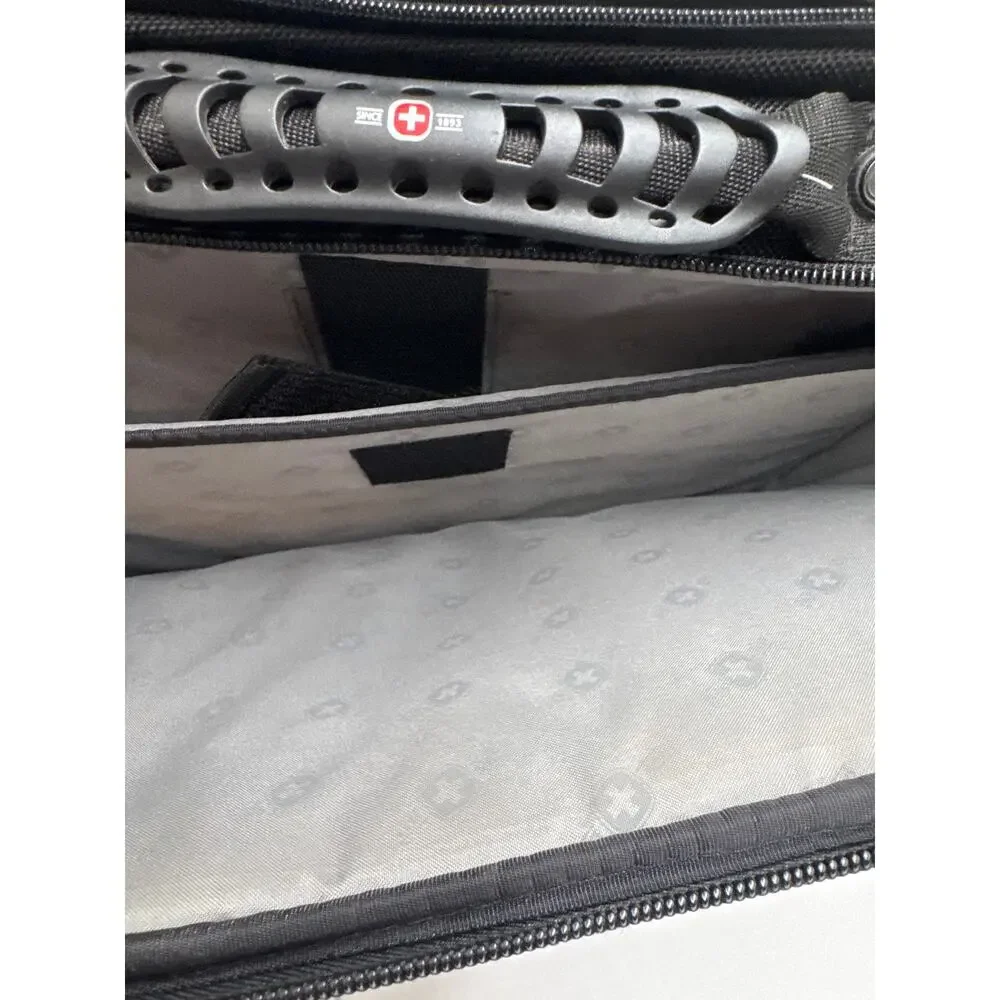 Wenger SwissGear The Grip 3950 Black Laptop Briefcase Messenger Bag Padded